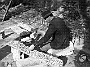 13-3-1944 - Un uomo ammonticchia dei frammenti di affreschi della chiesa degli Eremitani.  (Corinto Baliello)